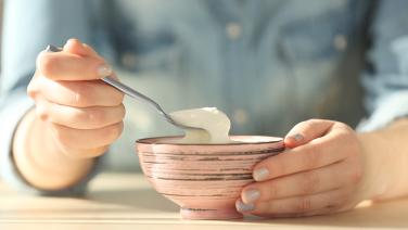 Person spiser yoghurt